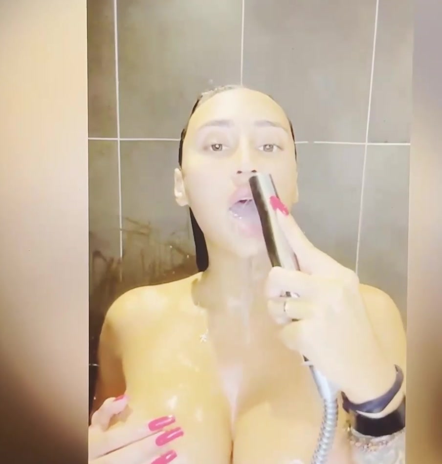tchatco.co leak astrid nelsia touches her breasts in the shower